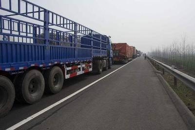車速120跑高速，突遇障礙物 撞還是躲？嫌命長才這樣選
